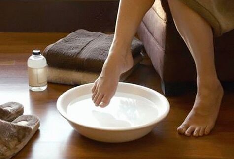 Joint pain in the evening does not mean illness, it can be removed with folk remedies, such as a hot bath
