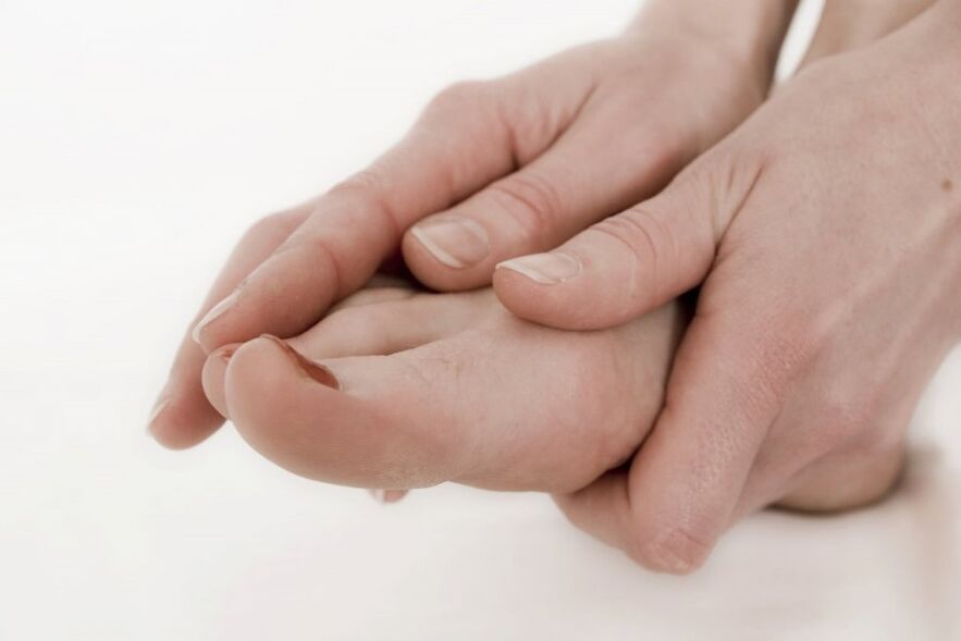 Unpleasant sensations in the joints after a long walk can be removed with a massage