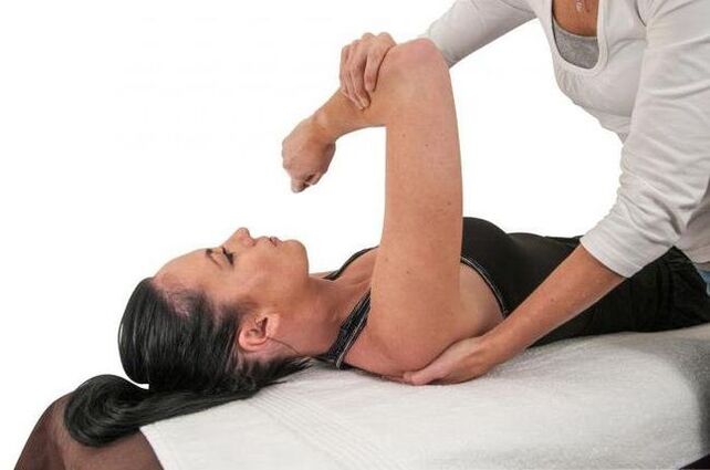 Treatment of arthrosis of the shoulder joint should begin with a consultation with a specialist. 